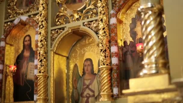 Az oltáron, a templom gyönyörű ikonok — Stock videók