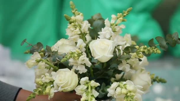 女性は、花瓶に美しい白い花束を調整します — ストック動画