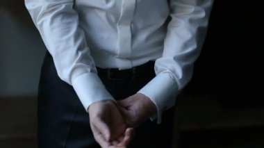 Adam kollarını karanlık odada ayarlar