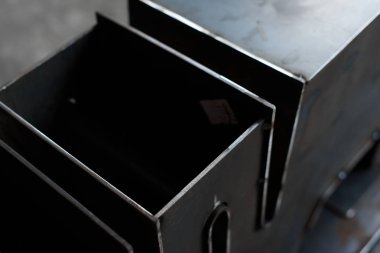 Yukarıdan siyah çelik kutusuna bakın