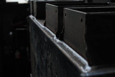 Siyah çelik kutuları üzerinde büyük konteyner standı