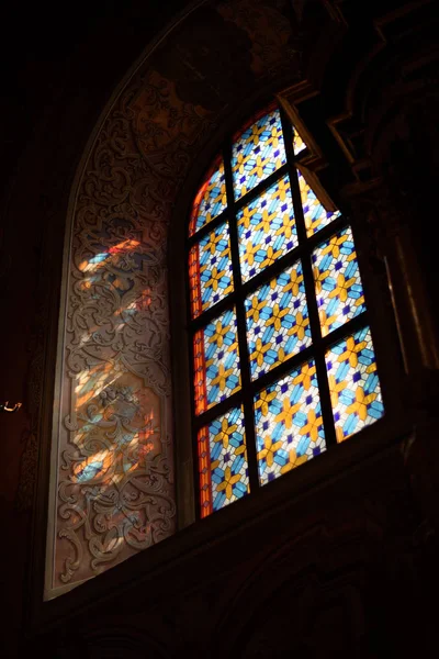 Світло світить через вікно в церкві — стокове фото