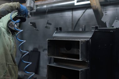 Siyah katı yakıtlı kazan üzerinde çalışan erkeğin arkasından bakmak