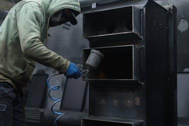 Adam siyah katı yakıtlı kazan önce standları ve bu boyalar