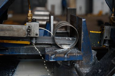 Su beyaz daire testere kanalda kapsar