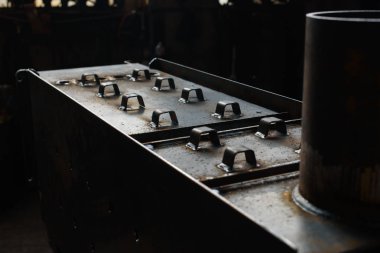 Yerde yatarken siyah katı yakıtlı kazan yukarıdan bakmak