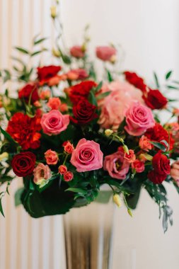 Pembe ve kırmızı güller harika buket koymak Close-Up