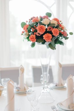 Cam Vazoda beyaz masaya pastel pembe buket standları