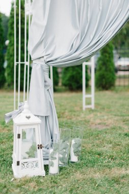 Mavi Düğün sunak altında stand beyaz fenerler ve mumlar