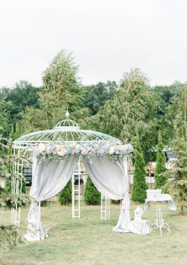 Düğün sunak ile pastel çiçek standları dışarı dekore edilmiş