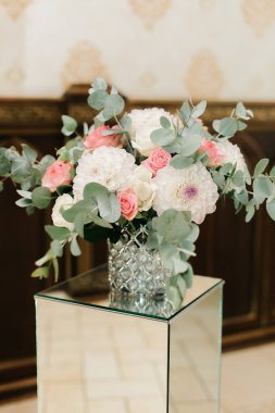 Yüksek cam kutu pastel buket ile restoranda standları