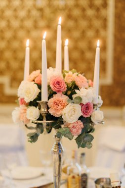 İhale buket şamdan restoranda duruyor