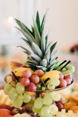 Kesme ananas ve diğer meyve çelik tabak üzerinde sunulan standı