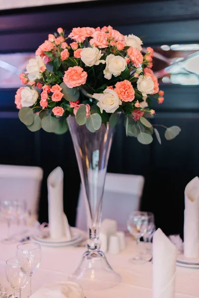 Vaso de vidro elegante detém buquê rosa pastel — Fotografia de Stock