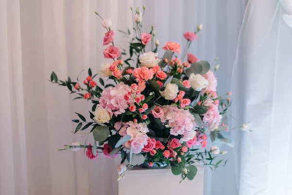 Ніжний квітковий букет стоїть на білій коробці — стокове фото