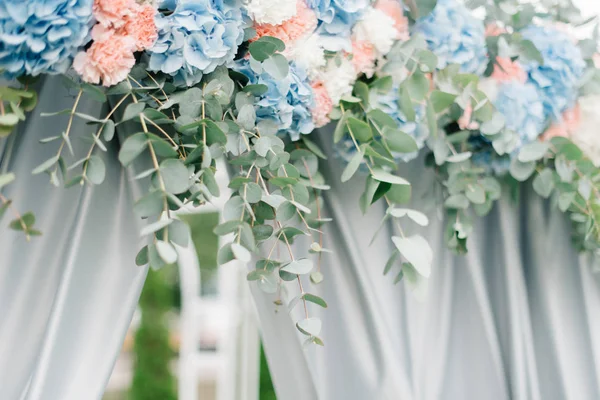 Festo feito de rosa pastel e hortênsias azuis paira sobre weddi — Fotografia de Stock