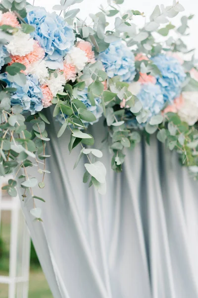 Festo feito de rosa pastel e hortênsias azuis paira sobre weddi — Fotografia de Stock