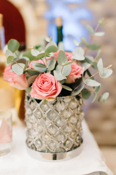 Przepiękny wazon trzyma róż pastel — Zdjęcie stockowe