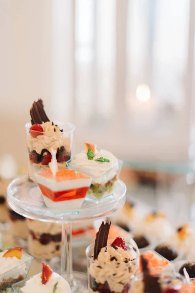 Postres de buen gusto hechos de frutas y chocolates están en d cansado —  Fotos de Stock