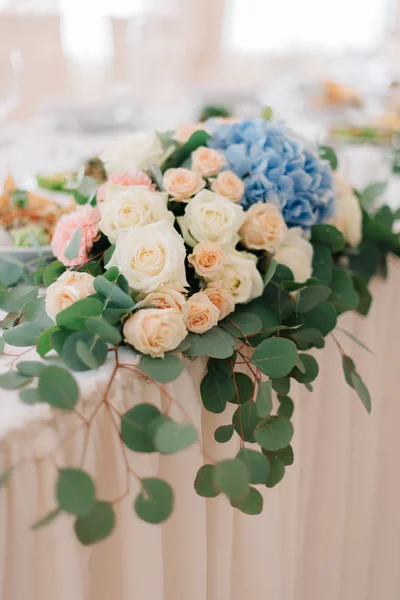 Rosas de patela e hortênsia azul jazem na mesa de jantar — Fotografia de Stock