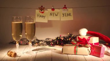 Yeni yıl ve Noel Kutlamaları şampanya ile. İki flüt ve dökme köpüklü şarap şişe. Tatil dekorasyon