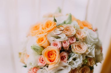 Tablo penceresinde yakınındaki zarif gelin buketi, yakın çekim.