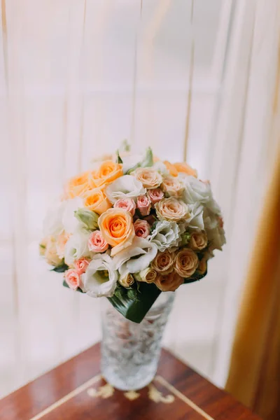 Elegante buquê de noiva na mesa perto da janela . — Fotografia de Stock