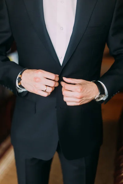 Elegáns férfi öltözködés: elegáns fekete öltöny beltéri — Stock Fotó