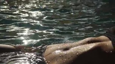 Genç seksi çekici kadın su, vücut eğrileri kapatın. Güzellik kavramı. Vücut, güzel bir cilt üzerinde damla