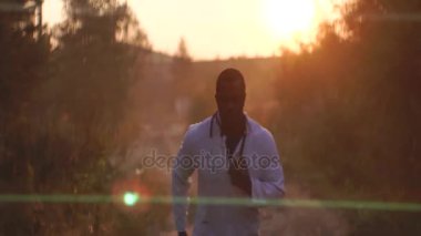 siyah adam çalıştıran günbatımı, gündoğumu, anamorfik lense doğru