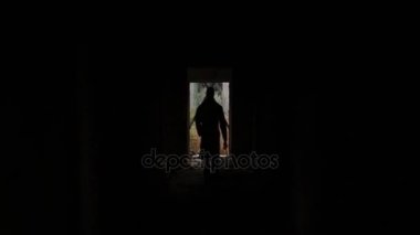 Güneş doğarken sonuna altın güneş ışıklarıyla yürüme Tunnel.Man. Tunnel.anamorphic lense sonunda harika gündoğumu