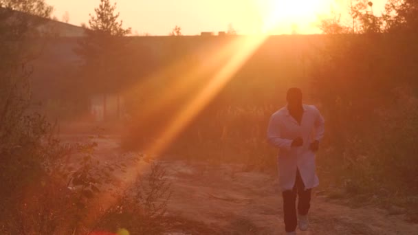 Homem negro correndo em direção ao pôr do sol, nascer do sol — Vídeo de Stock