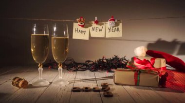 Yeni yıl ve Noel Kutlamaları şampanya ile. İki flüt ve dökme köpüklü şarap şişe. Tatil dekorasyon