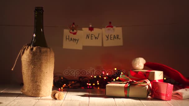 Celebración de Año Nuevo y Navidad con Champán. Botella de vino espumoso. Decoraciones navideñas — Vídeo de stock