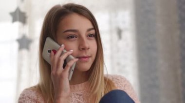 tarafından alarak genç kız telefon ve duygular bir kötü haber duymak