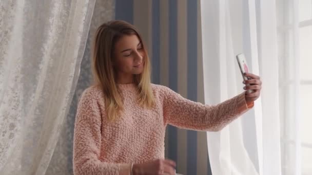 Young teenage girl taking photo or making selfie in her bedroom Luxury apartment. — Stock Video