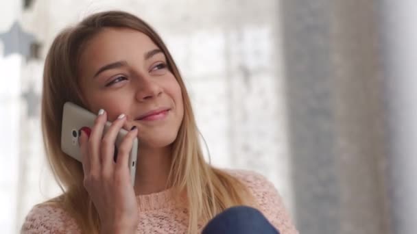 Chica joven hablando por teléfono en su dormitorio, sonrisa feliz, hermosa designe — Vídeos de Stock