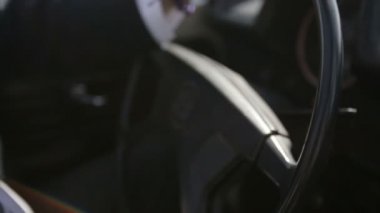 Sürücüleri el ile dümen Bileziğinde kapatın. Araba yolculuğu