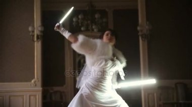 Jedi ışın kılıcı ile oynarken komik güzel gelin. Sıra dışı düğün töreni
