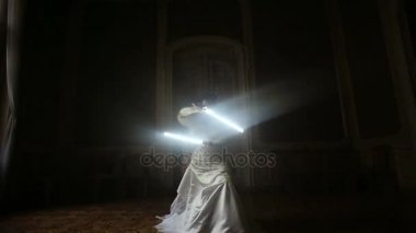 Lightsaber ile oynarken oldukça neşeli gelin silüeti.