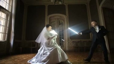 Komik gelin ve damat bir Jedi ışın ile oynamak