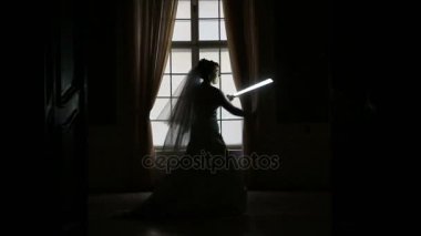 Lightsaber ile oynarken komik güzel gelin silüeti.