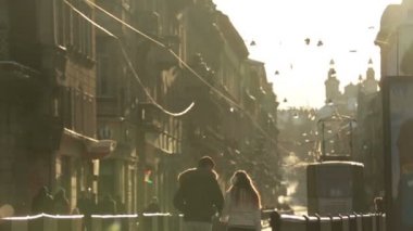 Mutlu genç usulca öpüşme ve having fun Avrupa şehrin sokaklarında kış sabah çift. Lviv city, Ukrayna