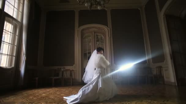 ziemlich amüsante Braut mit Lichtschwert im dunklen Raum. Ungewöhnliche Hochzeit