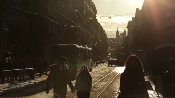 Giovane moda elegante coppia elegante passeggiando e tenendosi per mano sulle strade della città europea in inverno mattina. Lviv città, Ucraina — Video Stock