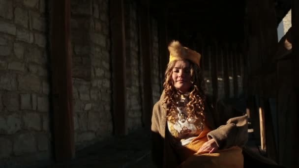Mooie blonde bruid in etnische kleding op het middeleeuwse kasteel — Stockvideo