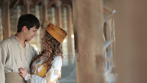 Pareja romántica en traje tradicional en el antiguo castillo medieval — Vídeos de Stock