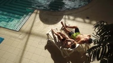 Çift havuz yakınındaki şezlong üzerinde sohbet