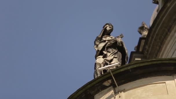 Iglesia dominicana en Lviv. Estatua antigua de cerca. Día soleado y cielo blando sin nubes — Vídeo de stock