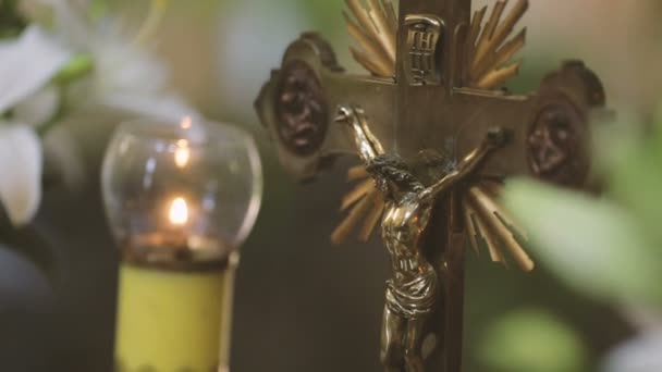 金十字架和蜡烛关闭 — 图库视频影像